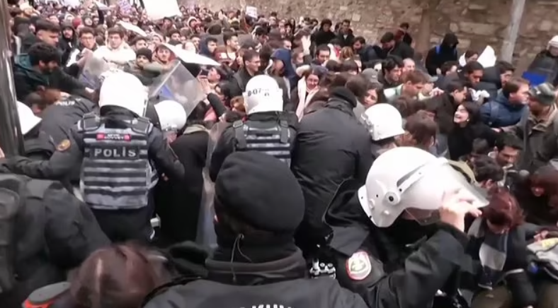 Нови апсења во Истанбул, полицијата извршила претрес на 145 локации, што се случува таму во моментов?