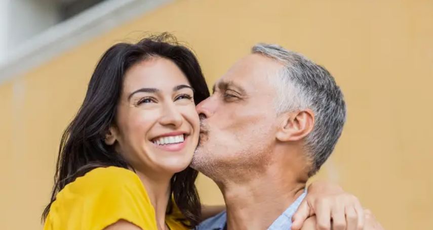 “Бев во врска со постар маж”: Неколку важни работи кои никој нема да ви ги каже