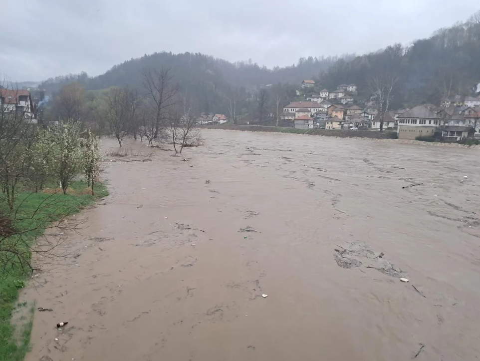 Обилните дождови предизвикаа големи поплави во Босна и Херцеговина, во некои места прогласена вонредна состојба