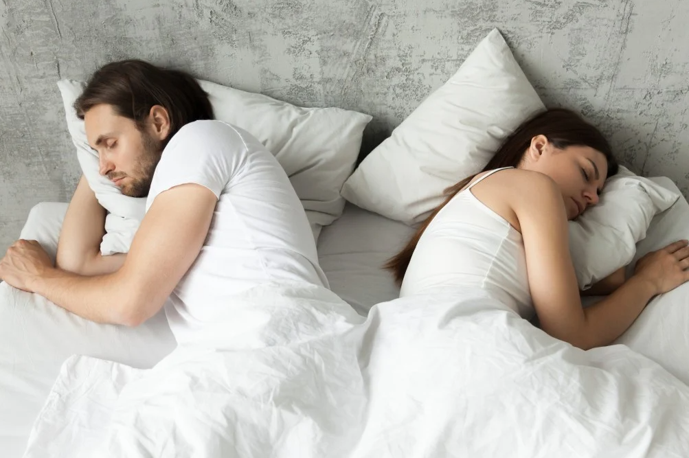 Неколку причини зошто не треба да спиете во ист кревет со вашиот партнер/ка