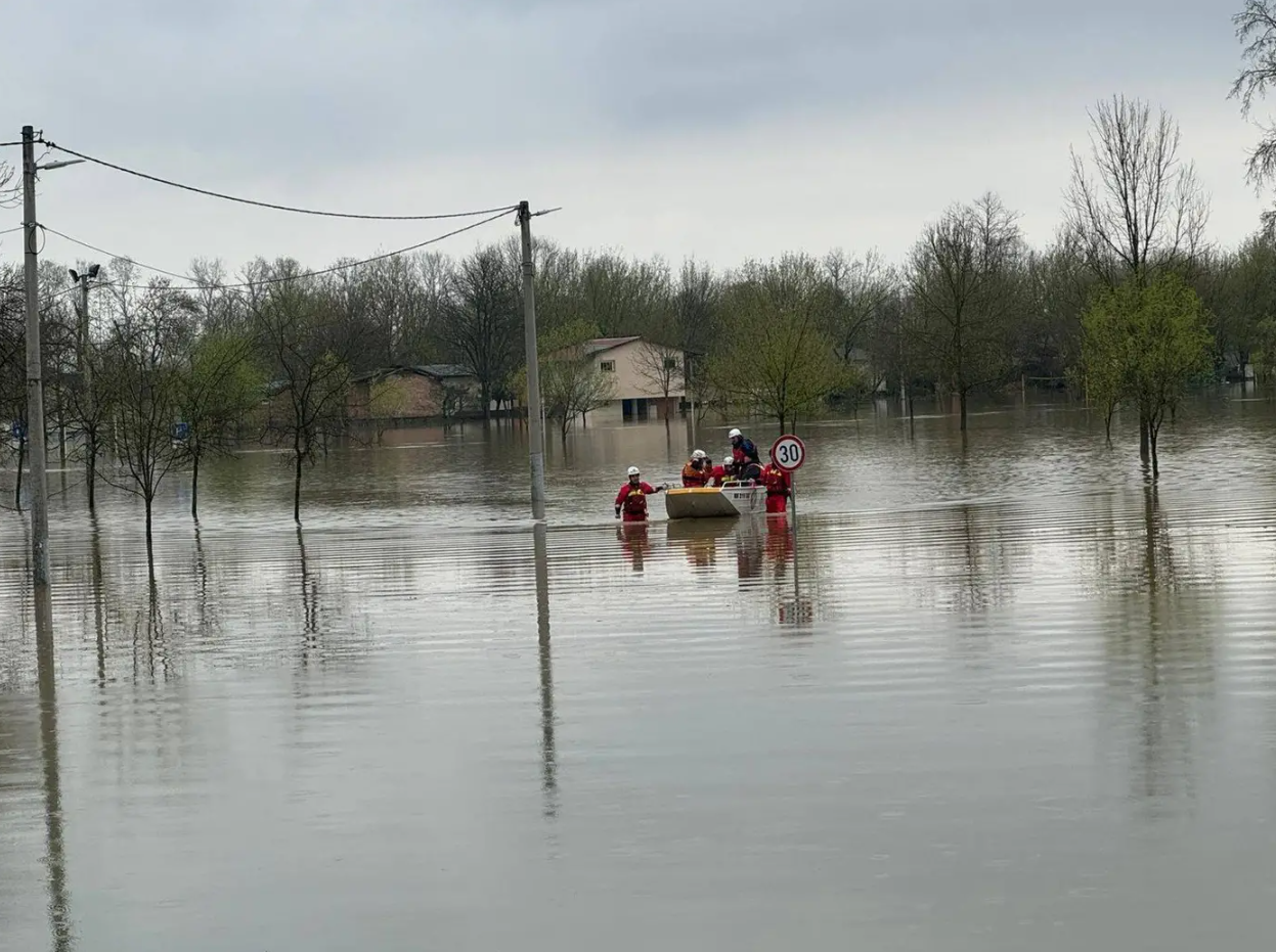 Состојбата во Босна и Херцеговина е алармантна: Започната евакуација во Приједор, поплавени повеќе од 800 објекти