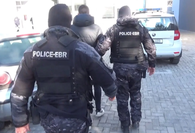 Приведен 23-годишен скопјанец: Од возило во движење испукал неколку куршуми во воздух