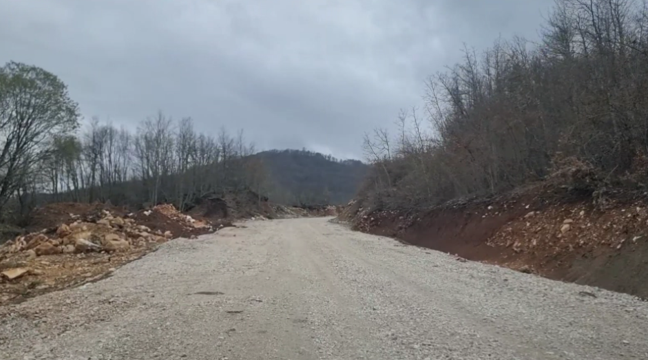 19 километри незавршени: Одронот на земјиште дополнително ја одложува изградбата на патот Кичево-Дебар