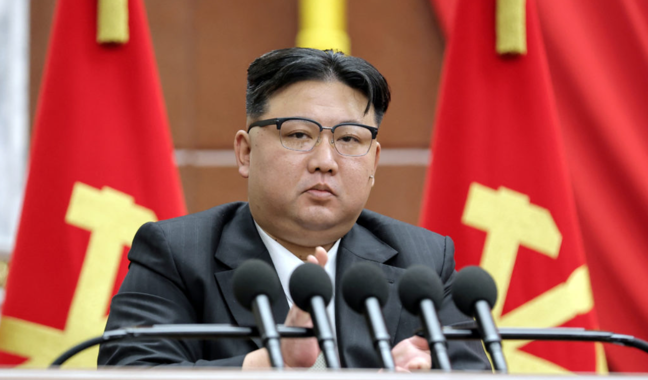 Ким Џонг Ун отиде “чекор подалеку” со цел сите да го обожаваат: Даде јасни инструкции