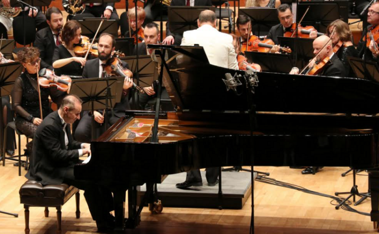 КОНЦЕРТ НА СОЛУНСКАТА ФИЛХАРМОНИЈА СО СИМОН ТРПЧЕСКИ КАКО СОЛИСТ НА 17 МАЈ ВО СКОПЈЕ