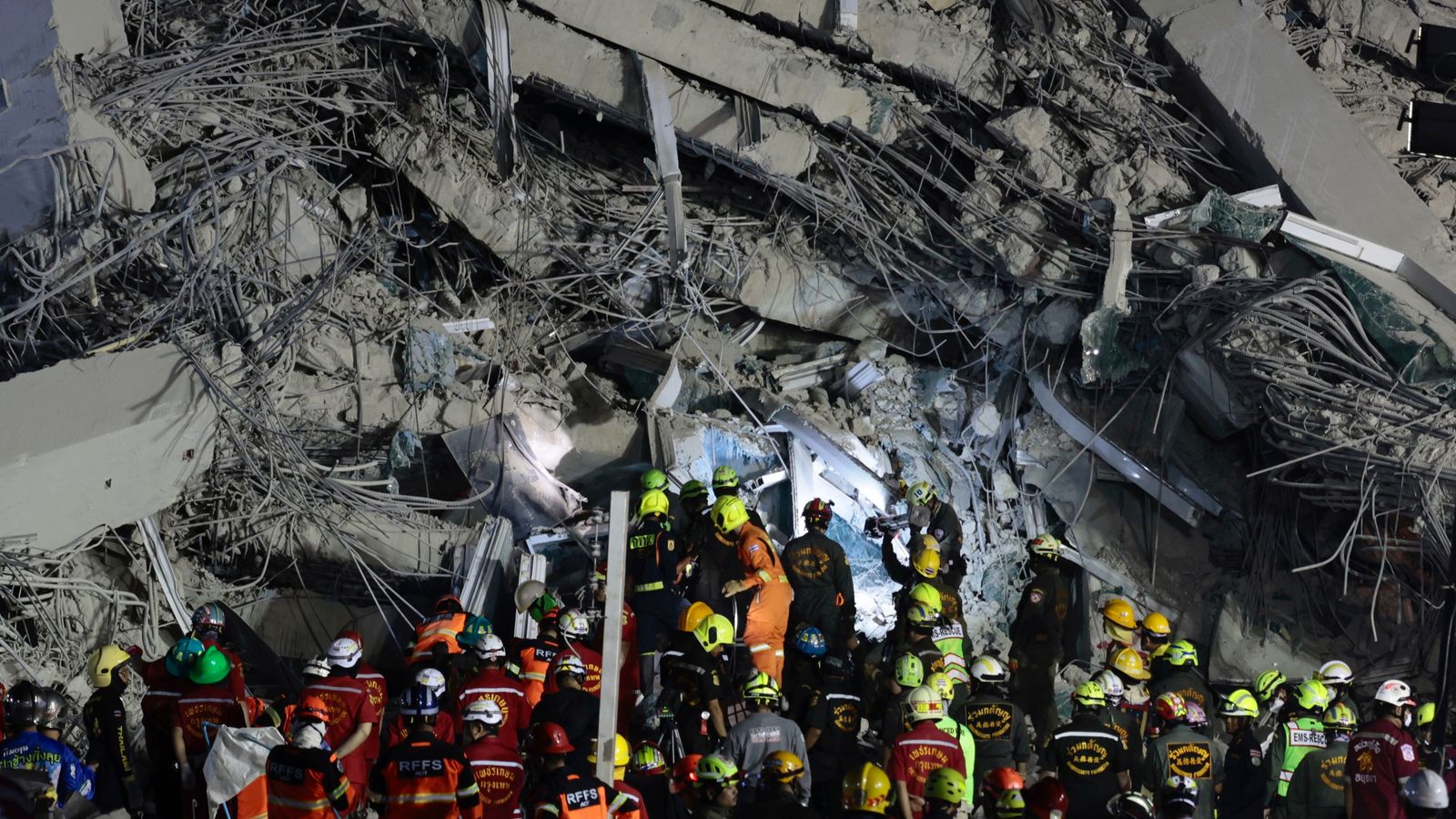 “Луѓето со раце копаат за да ги отстранат урнатините, спијат на улица поради страв од нов потрес”: Потресни сведоштва од Мјанмар