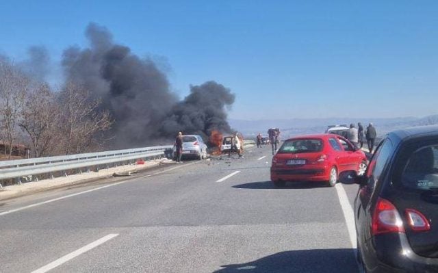 ФОТО: Тешка сообраќајка на експресниот пат Штип – Кочани, возилото е во пламен