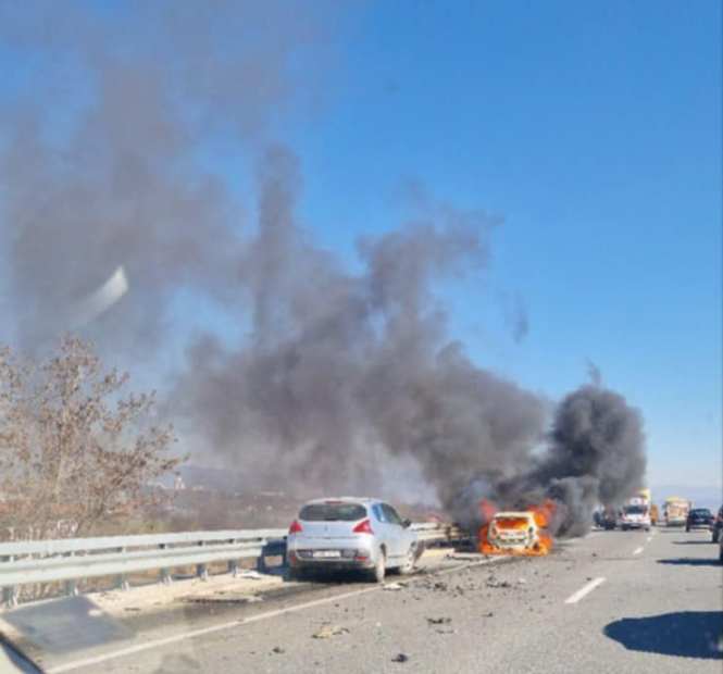 ФОТО: Тешка сообраќајка на експресниот пат Штип – Кочани, возилото е во пламен