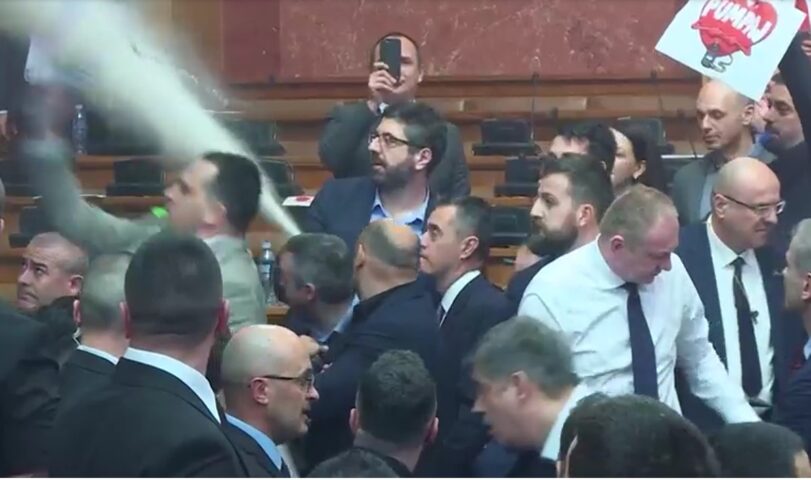 Нови инциденти во Собранието на Србија, активиран противпожарен апарат