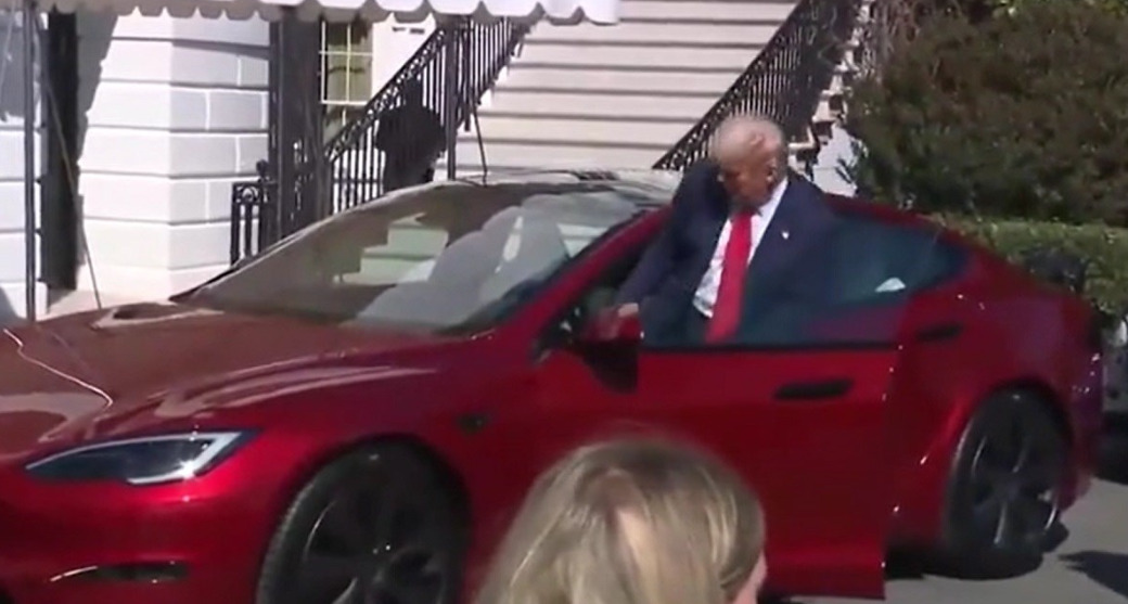 (Видео) Трамп си купи „Тесла“: „Не ми е дозволено да ја возам“