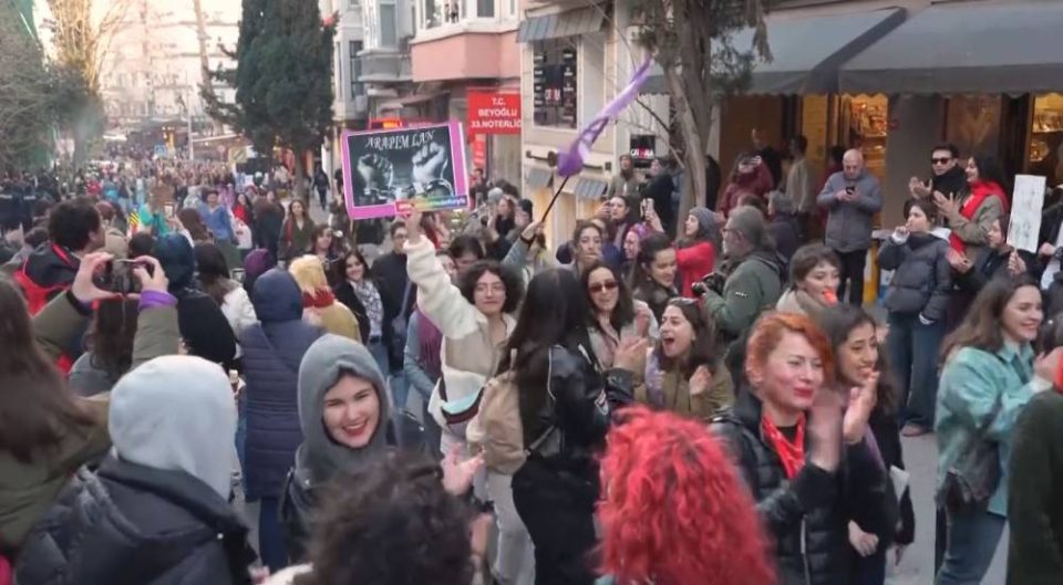 Турските власти приведоа повеќе од 100 лица на Меѓународниот ден на жената