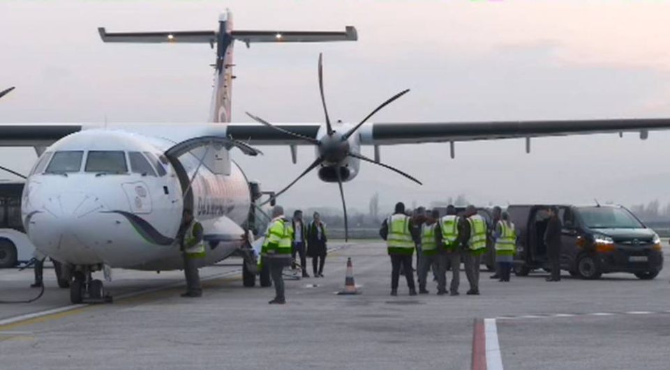 22 годишно момче, втор пациент кој се лекува во странство, попладнево слета на скопскиот аеродром