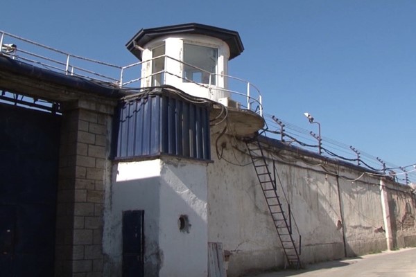 Во затворот во Прилеп, пронајдени таблети, прашкаста материја и дигитална вага