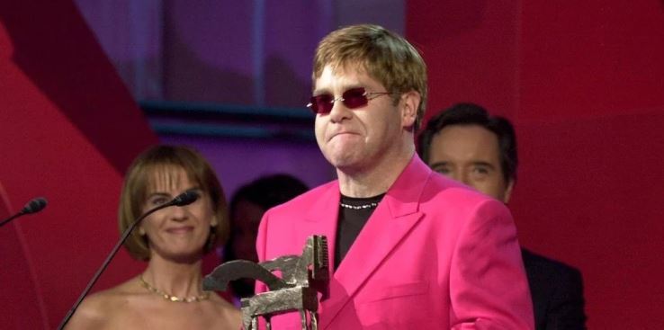 Откри што сака да напише на надгробната плоча: Елтон Џон во се полоша состојба, не знае уште колку живот му остана