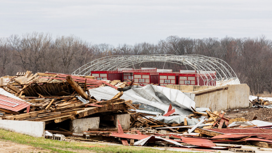 Расте бројот на загинати во САД како последица од невремето, ризикот од торнада и поплави се уште постои