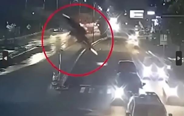 „Слетале“ од незавршен мост, висок 10 метри – слепо верувале на навигацијата на Гугл (ВИДЕО)