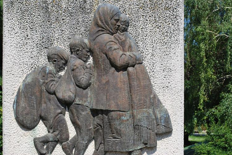 Власта вети дека ќе го обнови споменикот на децата бегалци во центарот на Скопје