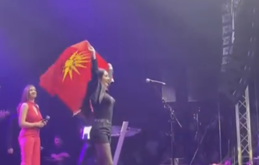 Цеца го рашири Македонско знаме од кутлеш на сред концерт во Врање!