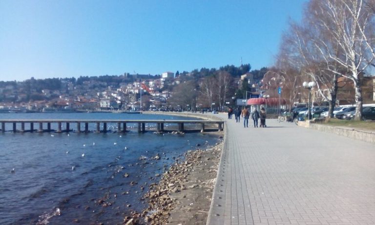 Малолетник со мотор удрил во тројца пешаци на кејот во Охрид, во паркирано возило и на крајот избегал