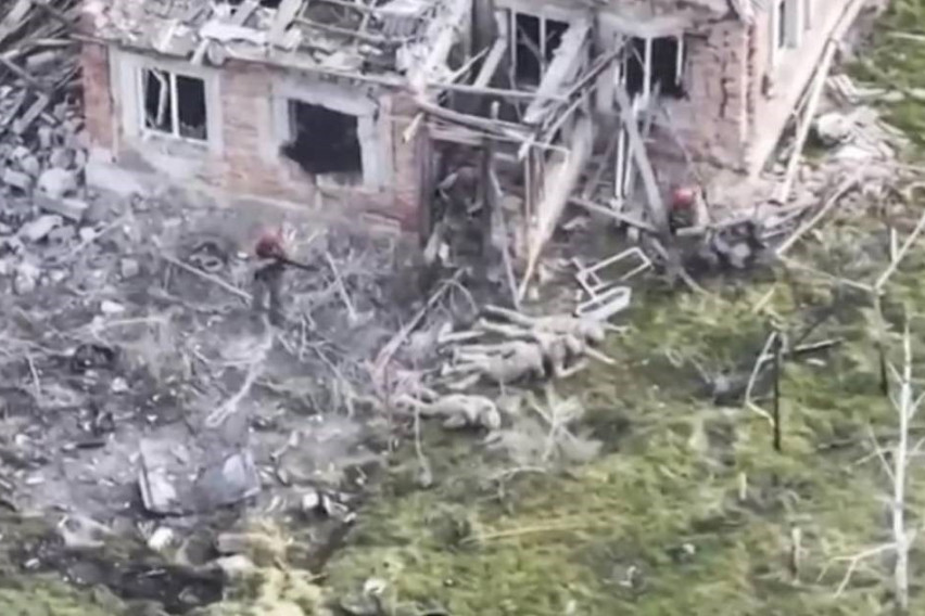 Вознемирувачки видео: Снимка од дрон покажува како руски војници егзекутираат четворица украински војници со кренати раце