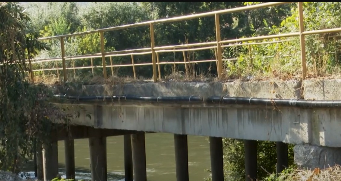 Поради висок водостој затворен за сообраќај мостот на реката Вардар кај Башино Село