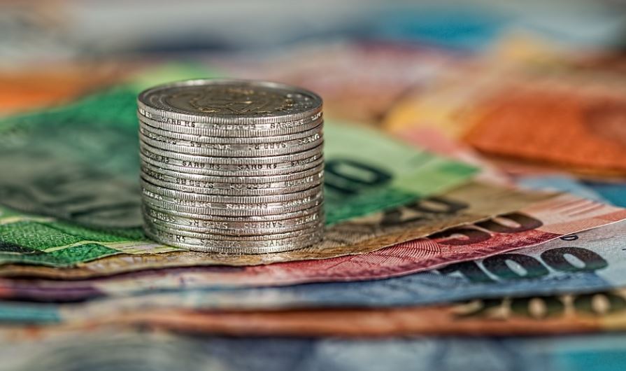 – Заработувам 2.400 евра месечно, отидов во банка да видам колку кредит ќе ми дозволат, тие ме одбија – вели еден Хрват.