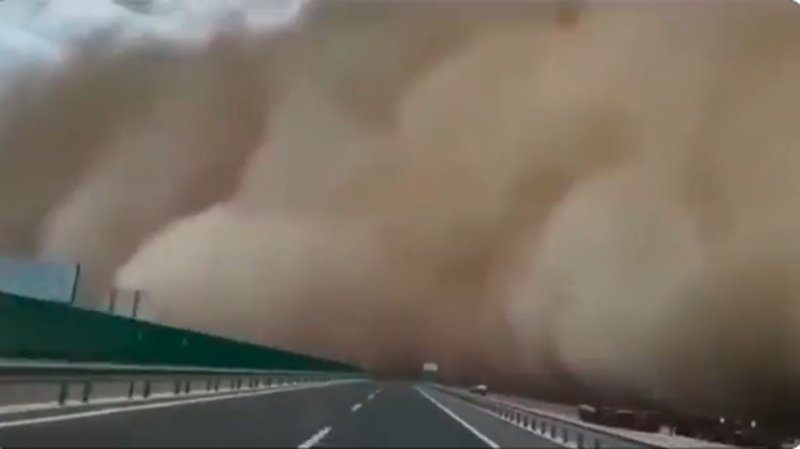 ПЕСОЧНА БУРА ГО ПАРАЛИЗИРА ПЕКИНГ Откажани се летови, урнати се дрвја, затворени историски локалитети