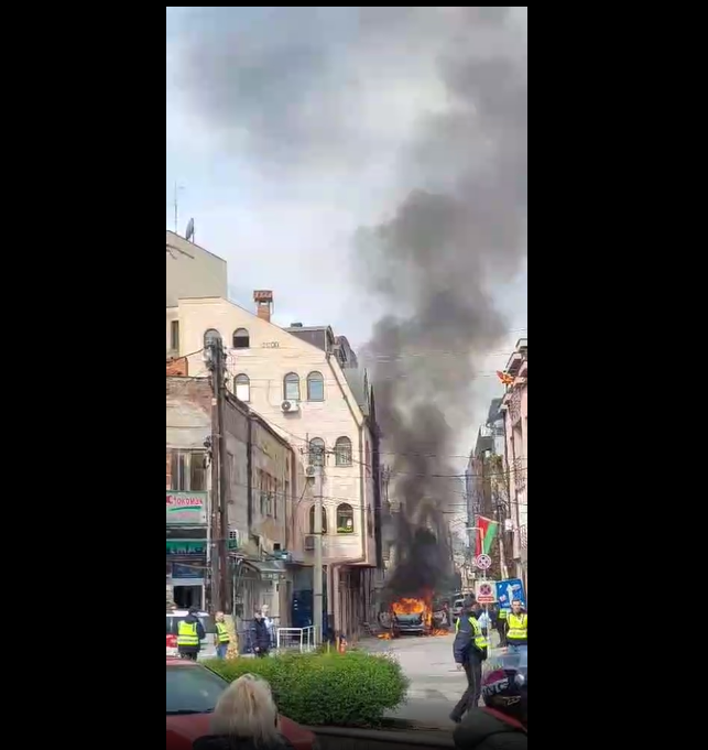 [ВИДЕО] Автомобил целосно изгоре близу „Водњанска“