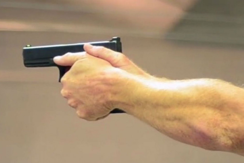 Охриѓанец вперил пиштол кон роднина, барал да го вработи и да му го препише возилото