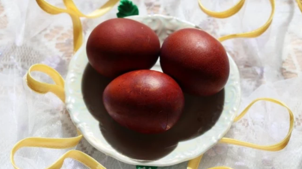 Вака правеле нашите баби: Традиционален старски метод за фарбање јајца на велигден – резултатите ќе бидат фантастични!