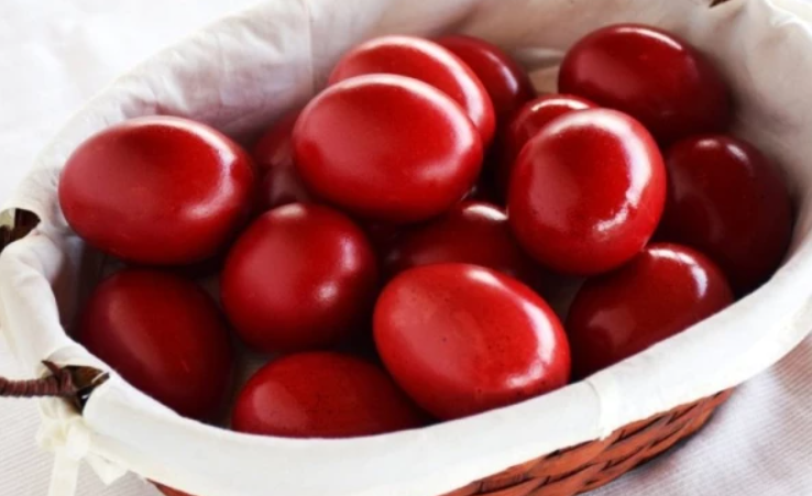 Велигденски јајца со најубавата црвена боја – Природен и старски начин на вапцање јајца, се што ви е потребно е само една состојка