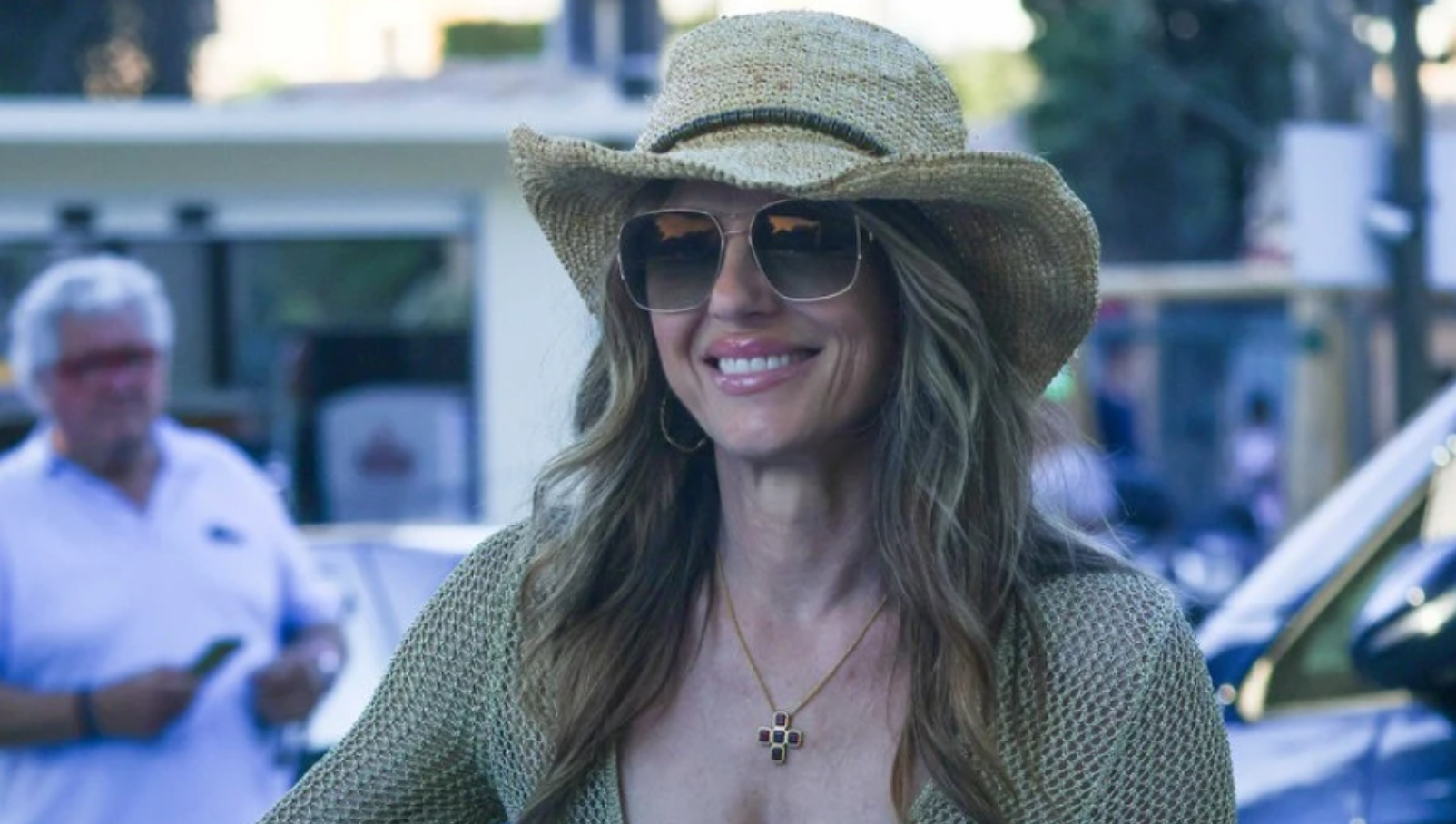 Лизи повторно хит на социјалните мрежи: Каде и да се појави, ги привлекува сите погледи (ФОТО)