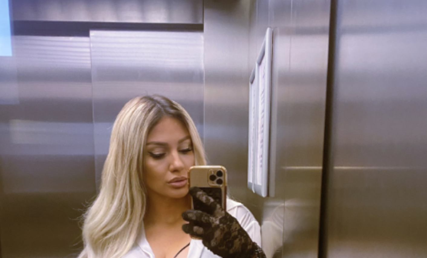 42 годишната пејачка важи за една од најубавите жени на Балканот, се појави и повторно ги привлече сите погледи (ФОТО)