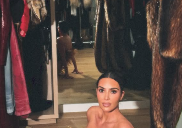 Ким Кардашијан повторно го привлече вниманието: Минималистички и разголено во својот дом (ФОТО)