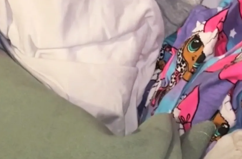 [ВИДЕО] Додека ги чистела работите на својата ќерка, ја пронашла најстрашната работа: Ова е ноќен кошмар