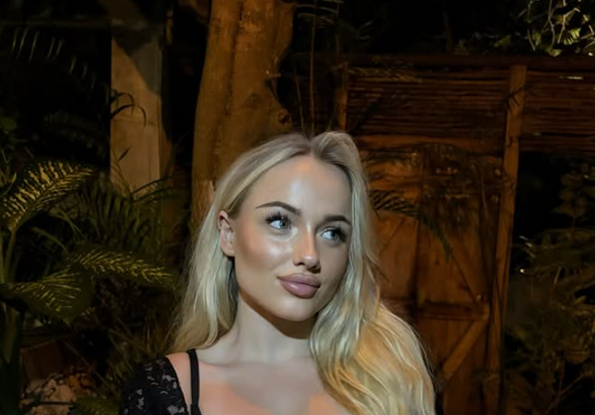 [ФОТО] Убавата Миа е слаба страна на секој фудбалер, а има и добра причина за тоа