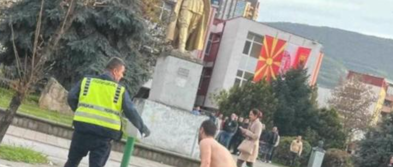 [ФОТО] Гол маж се шеташе низ центарот на Скопје