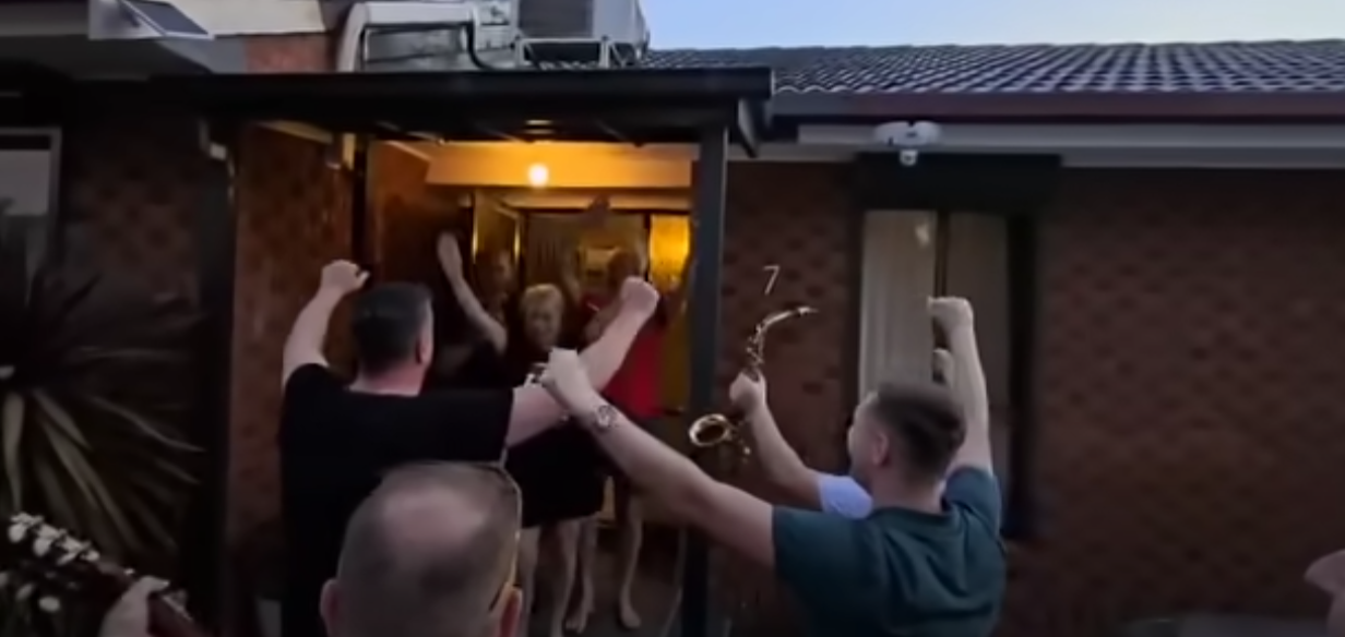 Вака се оди на гости: Спасен Силјановски ги изненади Татјана и Новица во Австралија [ВИДЕО]