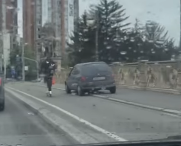 Нема крај на сообраќајната некултура во Скопје: Возило се движи низ пешачка зона [ВИДЕО]