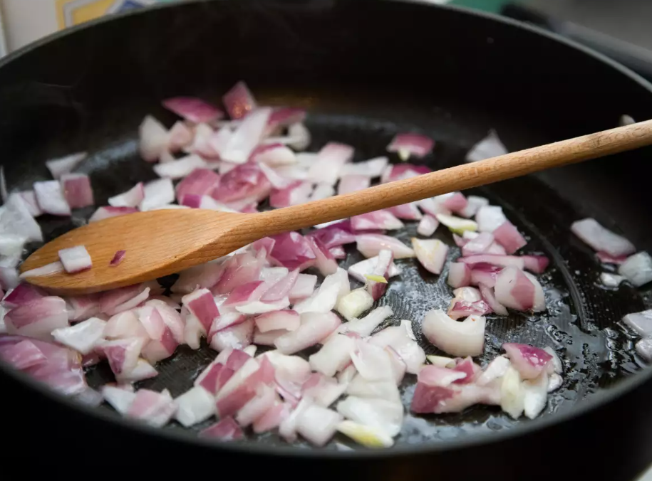 Ова е најопасниот сад во кујната: Кошмар за вашето здравје, веднаш треба да го исфрлите од употреба