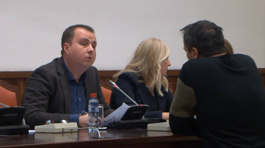 Опозицијата бара надзорна расправа, власта вели „прво да заврши истрагата“ – караница на комисијата за политички систем