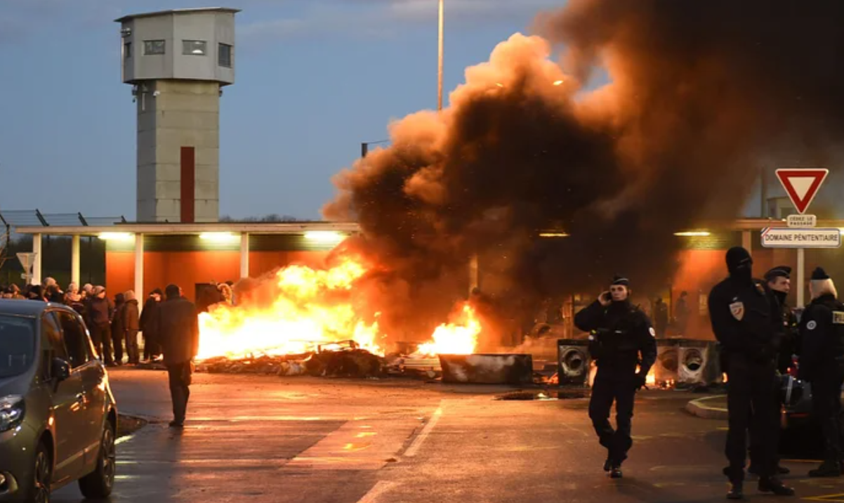 Координирани напади врз затвори во Франција – властите се сомневаат во најлошото
