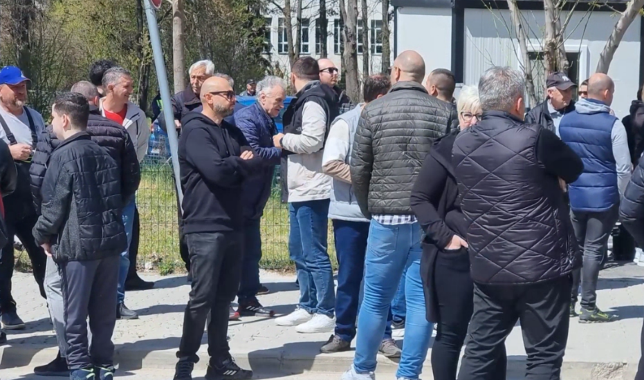 „Да се дислоцира ѓубрето, не задушуваат“ – протест пред Општина Кичево