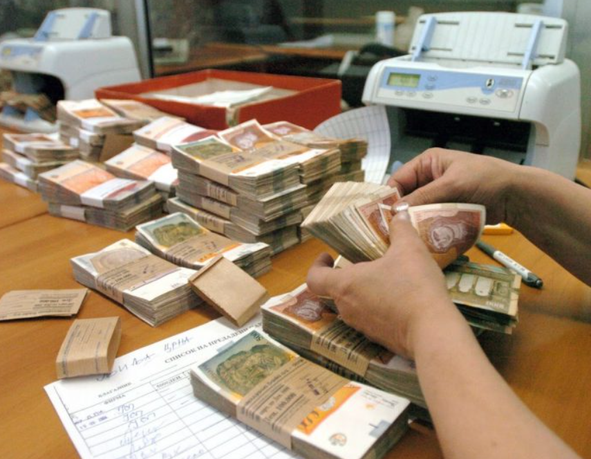 Граѓаните и бизнисите во банките чуваат 9,7 милијарди евра, но колку изнесува нивниот долг?