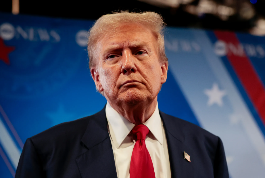 Кружат гласини за здравјето на Трамп? Американскиот претседател повторно се обиде да ја сокрие модрицата [ФОТО]