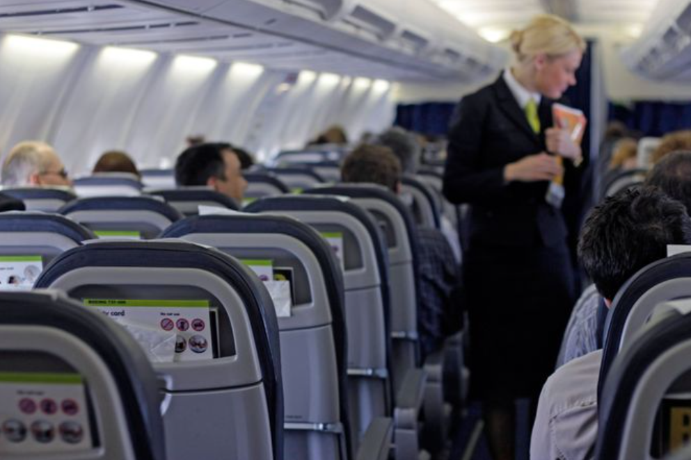 Поранешен стјуард открива: “Никогаш не го нарачувајте ова во авион – тоа е рај за бактерии”