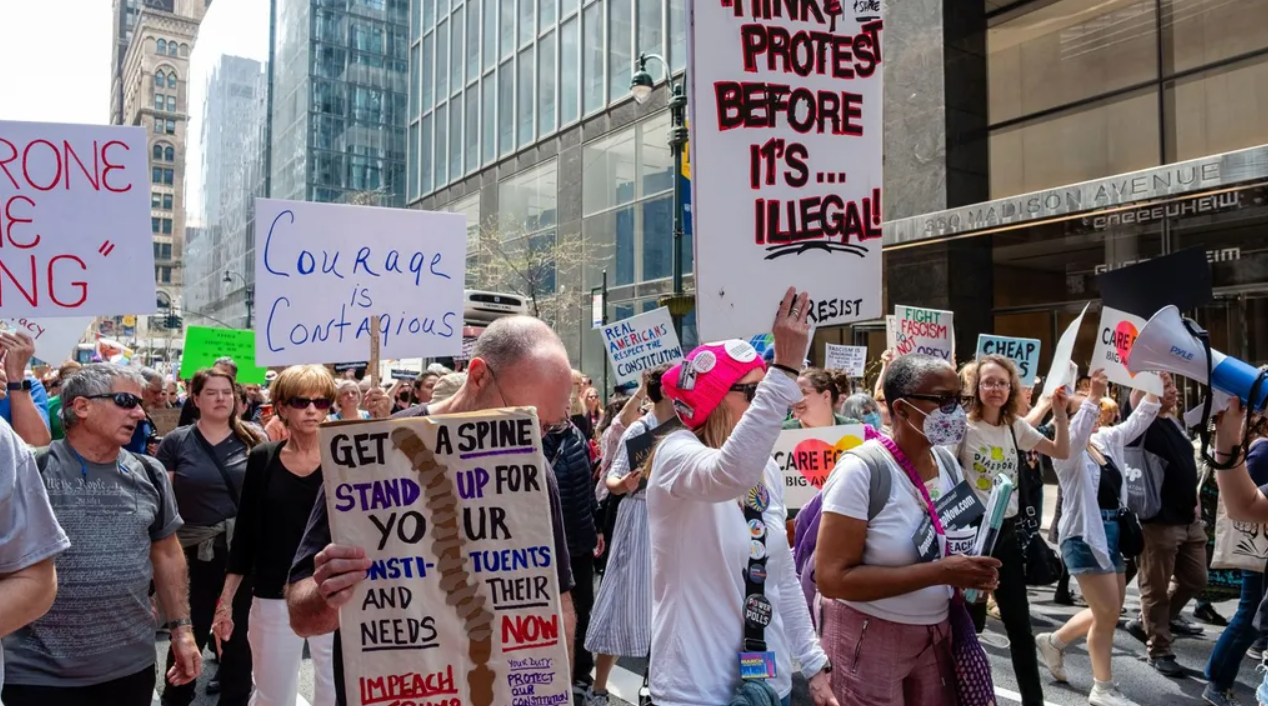 Додека Трамп се обидува да ги реши светските проблеми, домашните излегоа од контрола