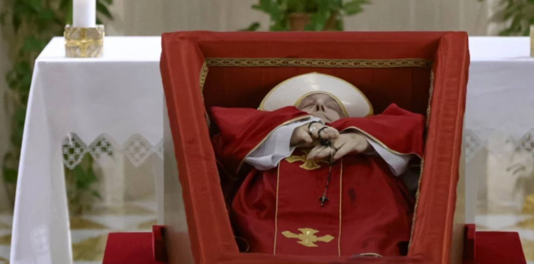 [ФОТО] Изложено телото на папата Франциск! Необичен детаљ го изненади светот, ниту еден папа не е испратен на овој начин!