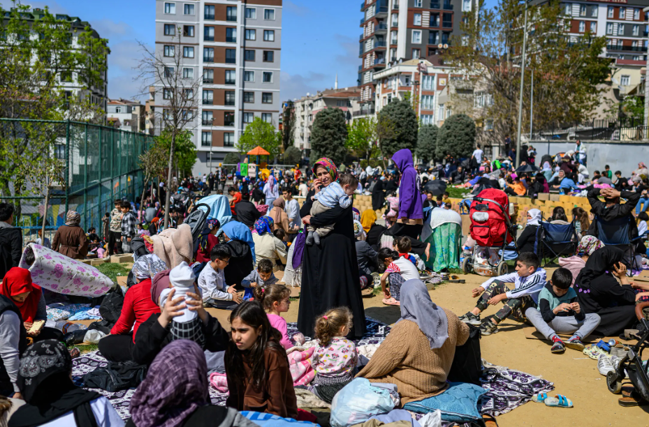 Истанбул повторно се тресе: Повредени над 230 лица, регистрирани 127 последователни потреси