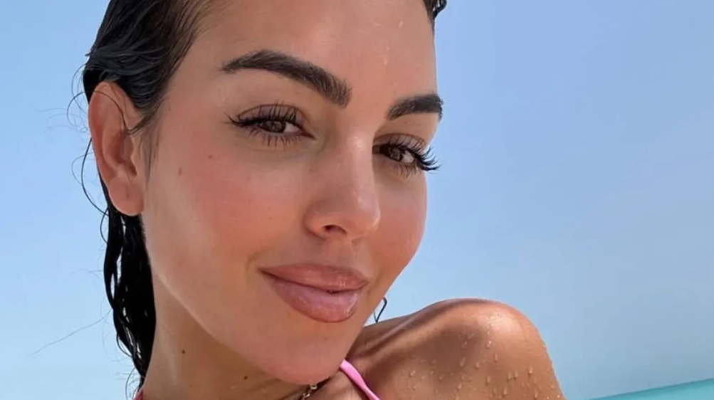 Џорџина повторно во центарот на вниманието: Објави фотографии од плажа и собра два милиони лајкови [ФОТО]